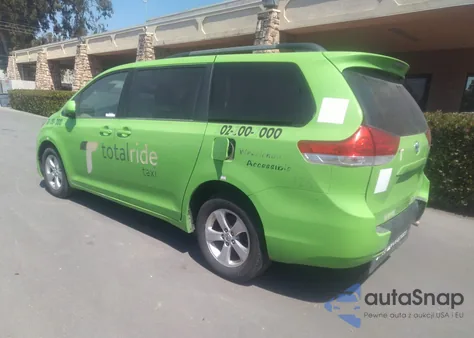 2014 Toyota Sienna Le V6 8 Passenger z USA, uszkodzony, nr VIN 5TDKK3DCXES475099